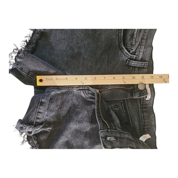 SO High Rise Curvy Mom Jean Shorts Size 11/30 Black Distressed Cutoff - Picture 4 of 7